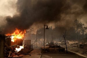 Al menos 10 muertos y más de 30.000 evacuados por incendios en el norte de California