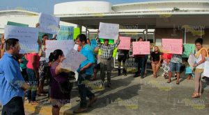 Padres y maestros toman instalaciones del Centro Rébsamen Manifestación Padres Maestros Instalaciones Centro Rébsamen