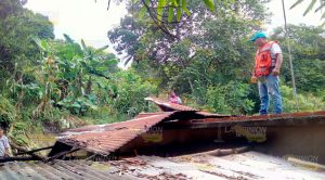 Derrumbe causa pánico a familia