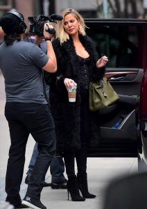 Embarazo de Khloé Kardashian queda al descubierto
