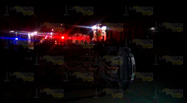 Camioneta es embestida por auto y vuelva Camioneta Embestida Vuelca