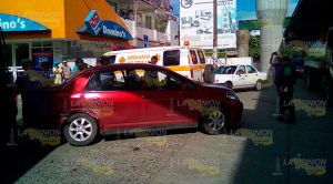 Por intentar ganar el paso taxi embiste a Tiida Taxi Embiste Tiida Intentar Ganar Paso