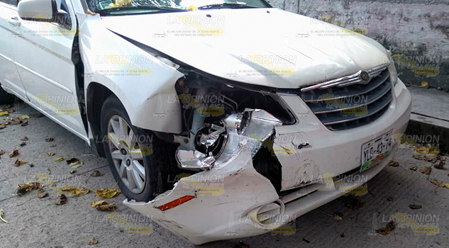 Provocó choque y se niega a pagar los daños