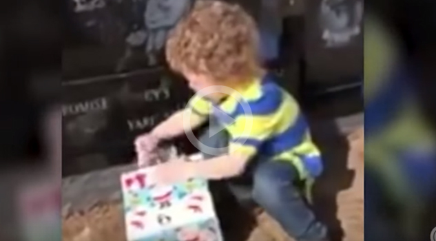 Video: Mientras visitaba la tumba de su padre. Este niño de 2 años descubre una caja con su nombre escrito FotosNet