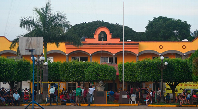 Habitantes desarman a policías municipales en Tatahuicapan Habitantes Desarman Policías Municipales Tatahuicapan