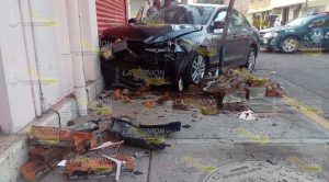 Choca taxi contra Jetta; dos lesionados Choca Taxi Jetta Lesionados