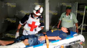 Joven viaja recién operado; se abre herida en la pierna Joven Viaja Recién Operado