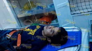 Joven viaja recién operado; se abre herida en la pierna Joven Viaja Recién Operado