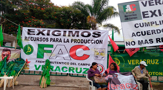 Campesinos toman instalaciones de Sagarpa Las instalaciones de la1