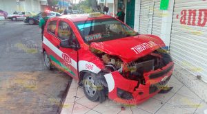 Choca taxi contra Jetta; dos lesionados Choca Taxi Jetta Lesionados