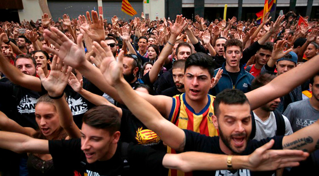 Masivas protestas en Barcelona tras la represión del referéndum independentista en Cataluña Masivas protestas en Barcelona tras la represión del referéndum independentista en Cataluña