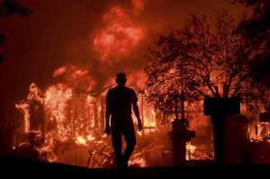Al menos 10 muertos y más de 30.000 evacuados por incendios en el norte de California