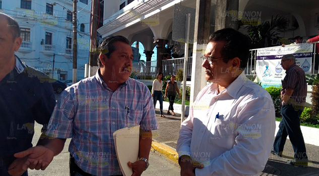 Padres y Directivos de escuela se manifiestan frente al palacio municipal