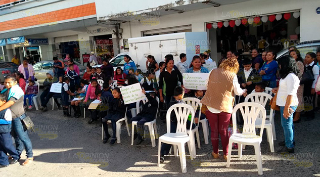 Padres y Directivos de escuela se manifiestan frente al palacio municipal