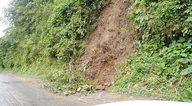 Pequeños derrumbes en la carretera a Mecatlán Pequeños Derrumbes Carretera Mecatlán