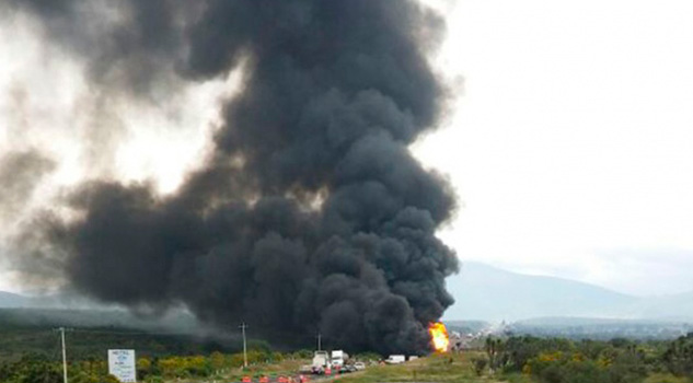Pipa pierde el control, impacta 2 vehículos y explota Pipa Pierde Control Impacta Vehículos Explota Oaxaca