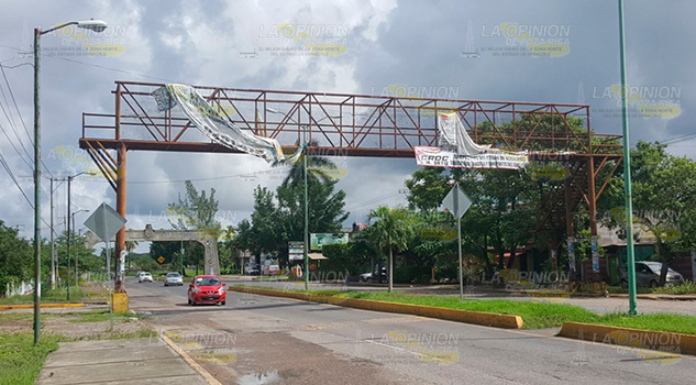 Puente peatonal inservible Puente Peatonal Inservible