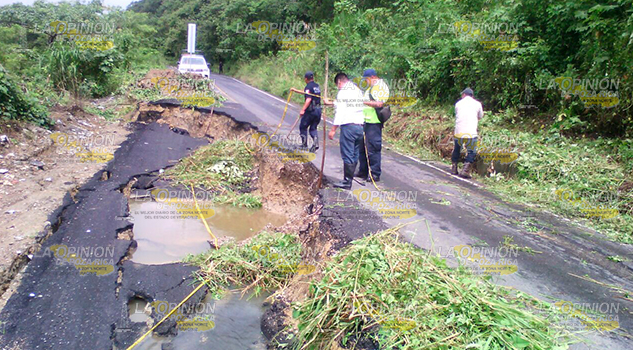 Socavón en carretera Socavón en carretera