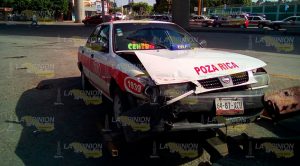 Por intentar ganar el paso taxi embiste a Tiida Taxi Embiste Tiida Intentar Ganar Paso