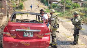 Arde automóvil en la Agustín Lara