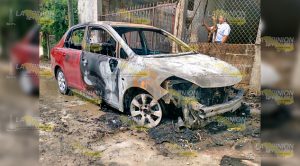 Arde automóvil en la Agustín Lara