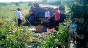 Por esquivar un bache se salen del camino
