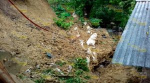 Vivienda afectada al caer la barda de su vecino