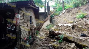 Vivienda afectada al caer la barda de su vecino