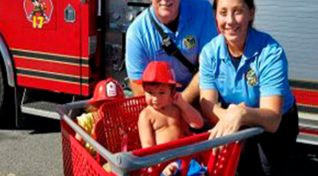 Bomberos rescatan a niño encerrado en camioneta