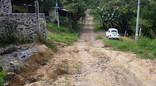 Reclaman reparación de calles destrozadas