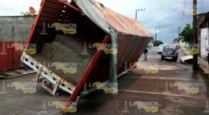 Camión a punto de volcarse por socavón