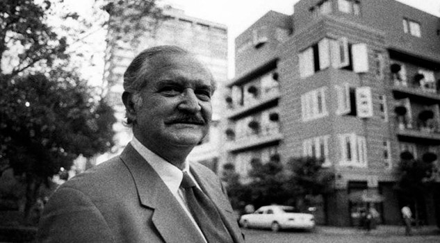 Develan placa en honor a Carlos Fuentes en París