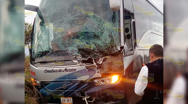 Aparatoso choque entre autobús y tráiler