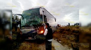 Aparatoso choque entre autobús y tráiler