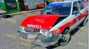 Aparatoso choque de taxis deja una persona lesionada