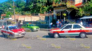 Aparatoso choque de taxis deja una persona lesionada