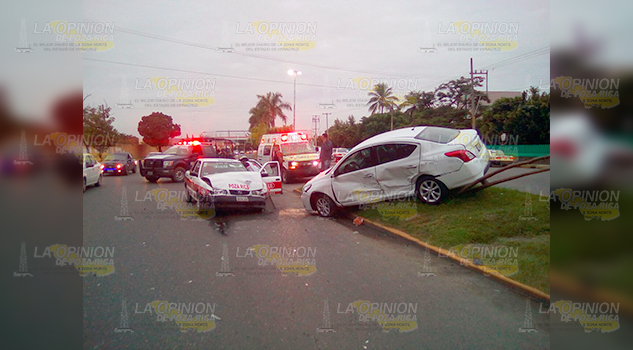 Aparatoso accidente al intentar ganar el paso
