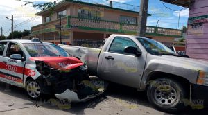 Chofer de radio taxis Delfines quedó atrapado tras choque