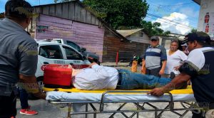Chofer de radio taxis Delfines quedó atrapado tras choque