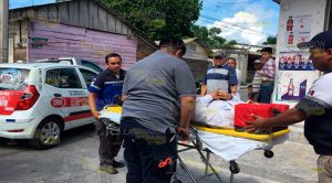 Chofer de radio taxis Delfines quedó atrapado tras choque