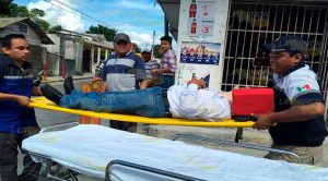 Chofer de radio taxis Delfines quedó atrapado tras choque