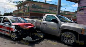 Chofer de radio taxis Delfines quedó atrapado tras choque