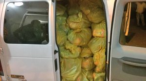 Trasladan alrededor de 600 despensas decomisadas al Colegio de Ingenieros