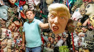 ¡De terror! Trump y su peinado la máscara más buscada para Halloween