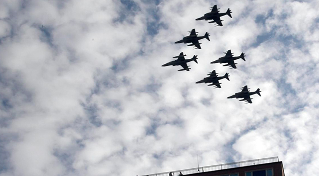 Avión militar se estrella tras desfile