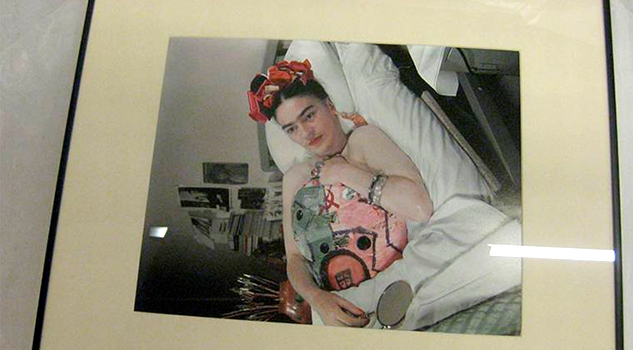 Subastan foto de Frida Kahlo para ayudar a fotógrafo afectado por sismo