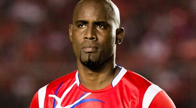 Futbolista se desespera e insulta y discute con un reportero