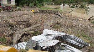 Emergencia en Álamo por inundaciones Álamo, Ver.- En Horcones, el desbordamiento del río Buenavista arrasó totalmente con dos viviendas.