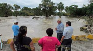 Emergencia en Álamo por inundaciones El alcalde Ricardo Serna Barajas recorría Horcones para constatar los daños, evaluarlos y determinar cómo se le ayudará a los habitantes afectados.