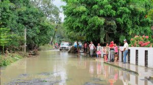 Emergencia en Álamo por inundaciones La calle Principal de Horcones se convirtió en un río.